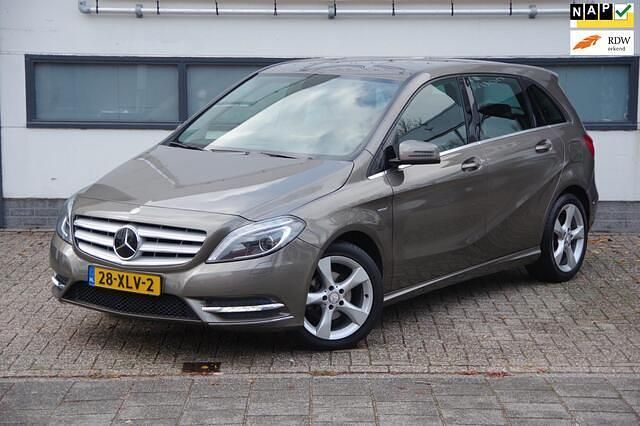 Grijs Gebruikt 2012 Mercedes B180 Ambition MPV | € 12.950 (Eerlijke prijs) - Afbeelding 1/4