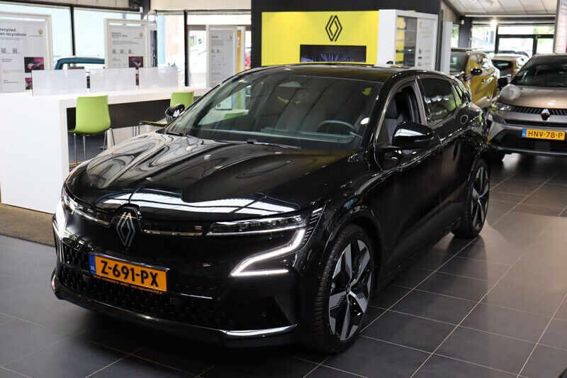 Zwart metallic Gebruikt 2024 Renault Mégane Techno Hatchback | € 33.800 (Duur) - Afbeelding 1/4