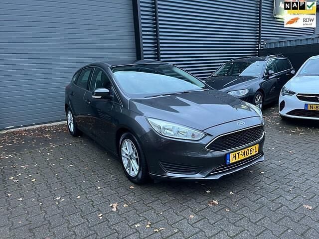 Grijs (metallic) Gebruikt 2015 Ford Focus Trend Hatchback | € 4.495 (Goede deal) - Afbeelding 1/4