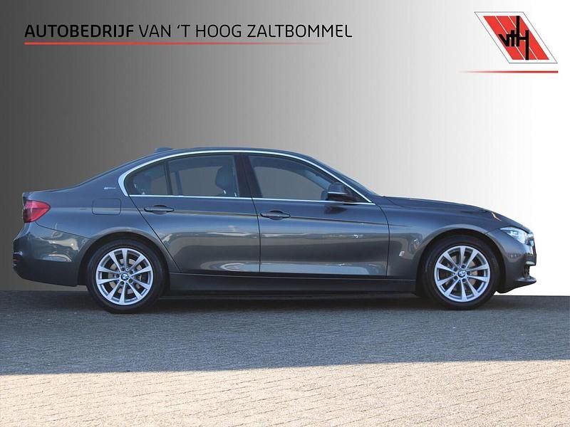 Grijs Gebruikt 2016 BMW 330e Executive Sedan | € 17.900 (Eerlijke prijs) - Afbeelding 1/4