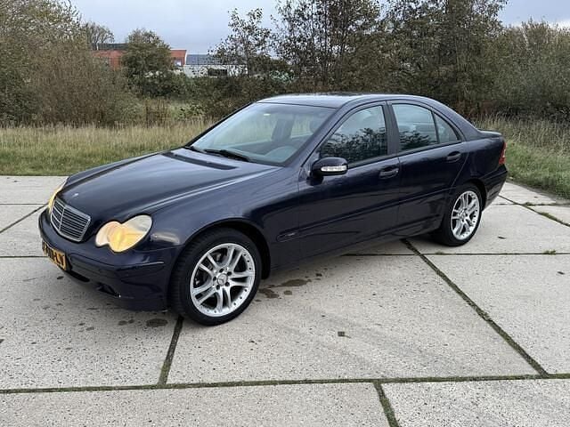 Blauw (metallic) Gebruikt 2004 Mercedes C180 Sedan | € 1.499 (Super prijs) - Afbeelding 1/4