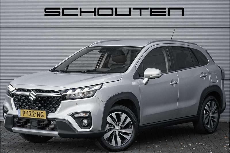 Grijs Gebruikt 2022 Suzuki SX4 S-Cross Style SUV | € 26.900 (Eerlijke prijs) - Afbeelding 1/3