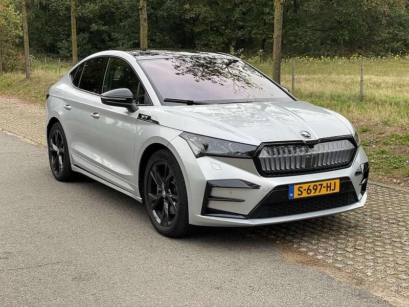 Zilver Gebruikt 2023 Skoda Enyaq iV RS SUV | € 34.900 (Goede deal) - Afbeelding 1/4