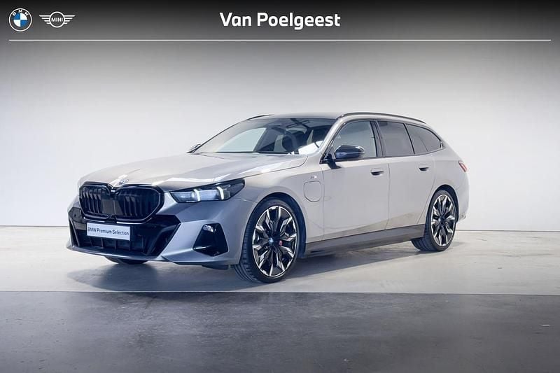 Grijs Gebruikt 2024 BMW 530e M Sport Stationwagen | € 75.895 - Afbeelding 1/4
