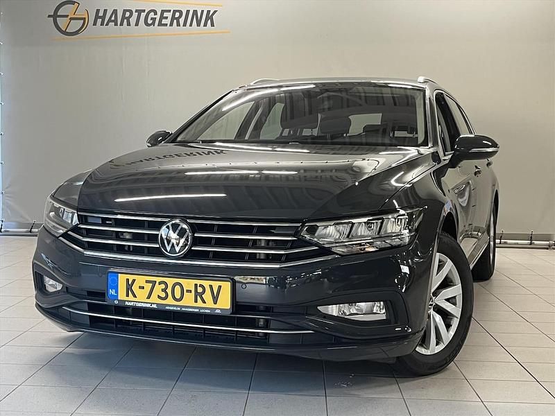 Grijs Gebruikt 2021 VW Passat Comfortline Stationwagen | € 24.925 (Eerlijke prijs) - Afbeelding 1/3