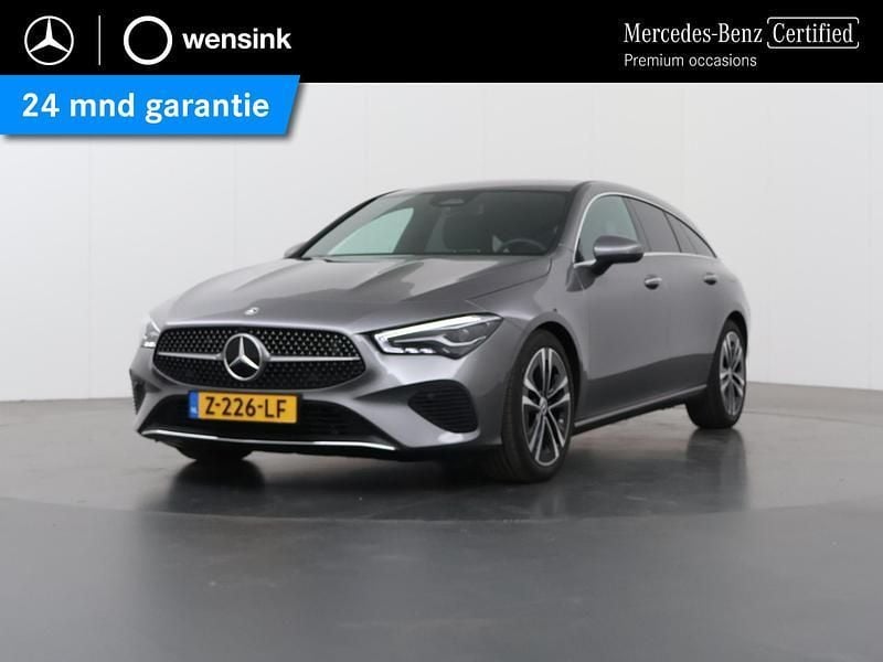 Grijs, metallic lak Gebruikt 2024 Mercedes CLA180 Shooting Brake Luxury Stationwagen | € 32.850 (Goede deal) - Afbeelding 1/4