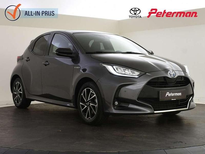 Grijs Gebruikt 2021 Toyota Yaris Hybrid Style Hatchback | € 21.899 (Eerlijke prijs) - Afbeelding 1/4