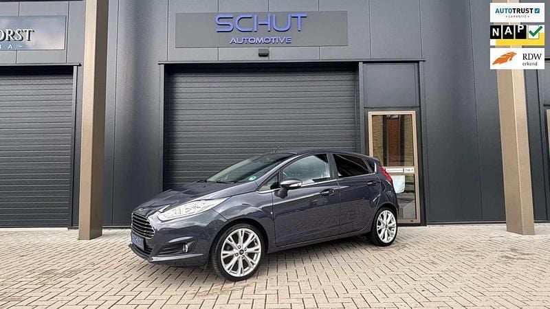 Grijs, metallic lak Gebruikt 2015 Ford Fiesta Titanium Hatchback | € 7.950 (Eerlijke prijs) - Afbeelding 1/4