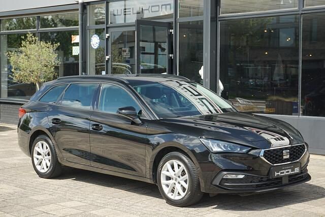 Zwart Gebruikt 2023 Seat Leon Style Stationwagen | € 18.980 (Goede deal) - Afbeelding 1/4
