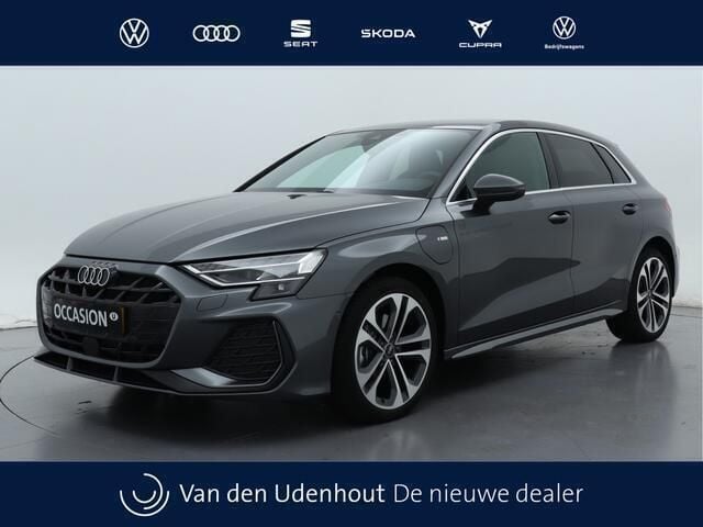 Grijs Gebruikt 2025 Audi A3 Sportback Hatchback | € 48.990 - Afbeelding 1/4