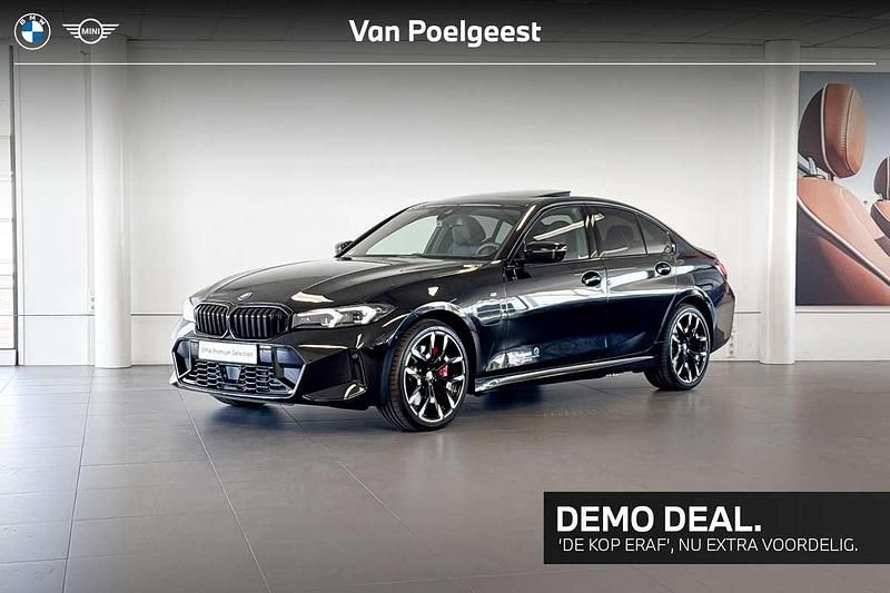 Saphirschwarz metallic (zwart metallic) Gebruikt 2025 BMW 330e M Sport Sedan | € 56.900 (Goede deal) - Afbeelding 1/4
