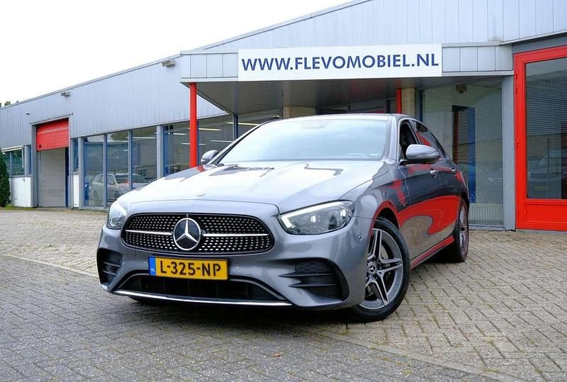Grijs Gebruikt 2021 Mercedes E300 Business Sedan | € 37.950 (Eerlijke prijs) - Afbeelding 1/4