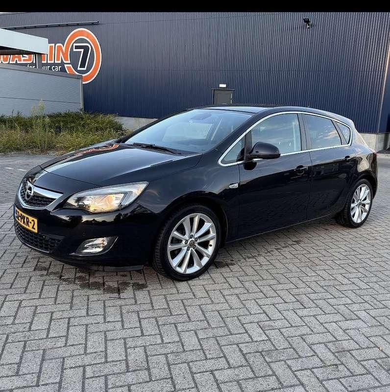 Zwart Occasion 2011 Opel Astra Sport Hatchback | € 4.880 (Eerlijke prijs) - Afbeelding 1/4