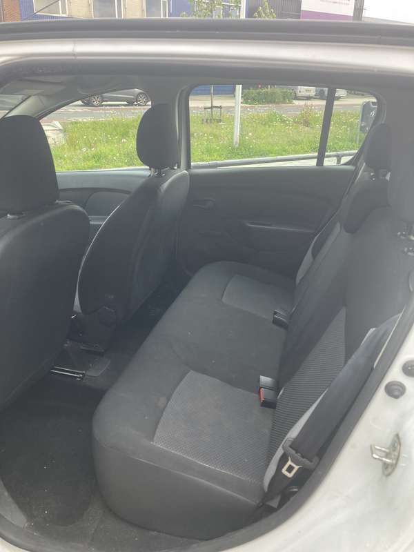 Wit Gebruikt 2015 Dacia Sandero Hatchback | € 5.500 (Eerlijke prijs) - Afbeelding 1/4