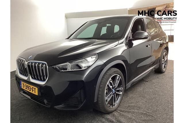 Zwart (metallic) Gebruikt 2023 BMW iX1 M Sport SUV | € 39.200 (Super prijs) - Afbeelding 1/4