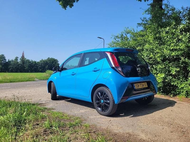 Blauw Gebruikt 2016 Toyota Aygo X-cite Hatchback | € 10.445 (Super prijs) - Afbeelding 1/4