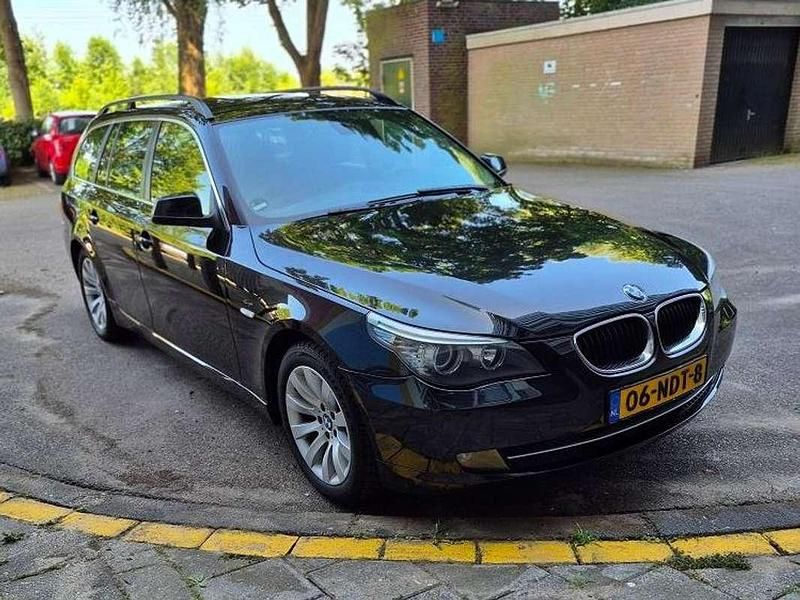Zwart Gebruikt 2010 BMW 520 Stationwagen | € 5.300 (Eerlijke prijs) - Afbeelding 1/4