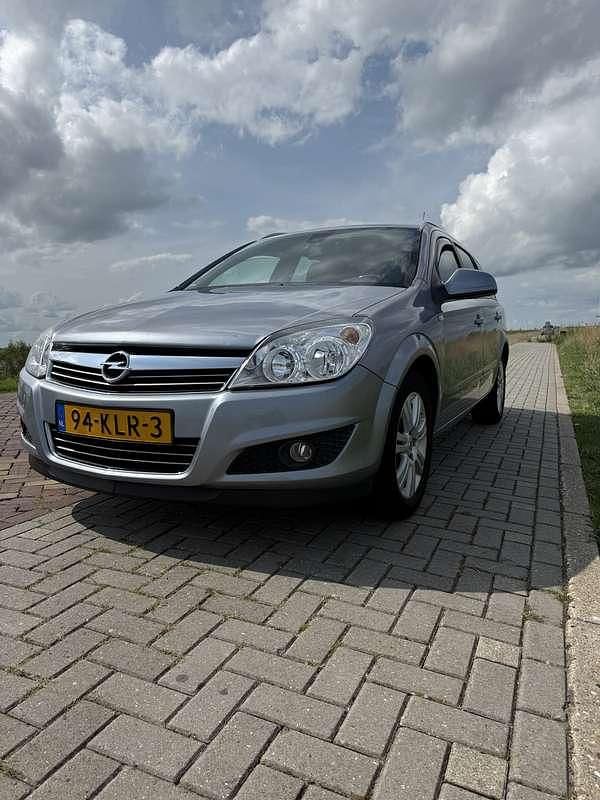 Grijs Gebruikt 2010 Opel Astra Cosmo Stationwagen | € 2.300 (Goede deal) - Afbeelding 1/4