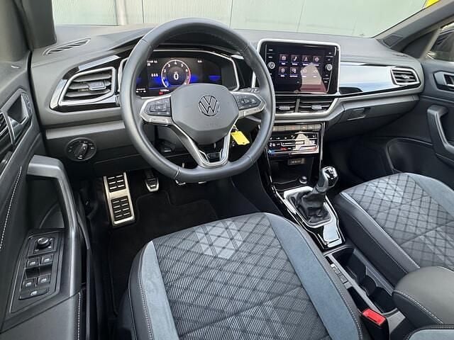 Zwart (metallic) Gebruikt 2023 VW T-Roc R-line SUV | € 26.940 (Eerlijke prijs) - Afbeelding 1/3