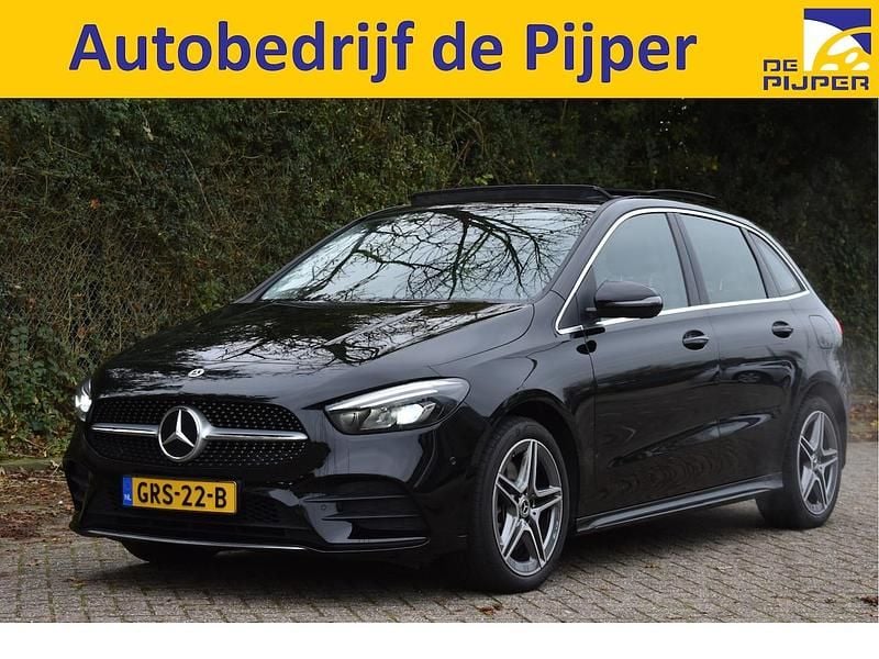 Zwart (metallic) Gebruikt 2022 Mercedes B250e AMG line MPV | € 32.950 - Afbeelding 1/3