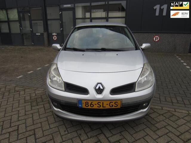 Grijs Gebruikt 2006 Renault Clio R.S. Dynamique Hatchback | € 2.250 (Eerlijke prijs) - Afbeelding 1/4