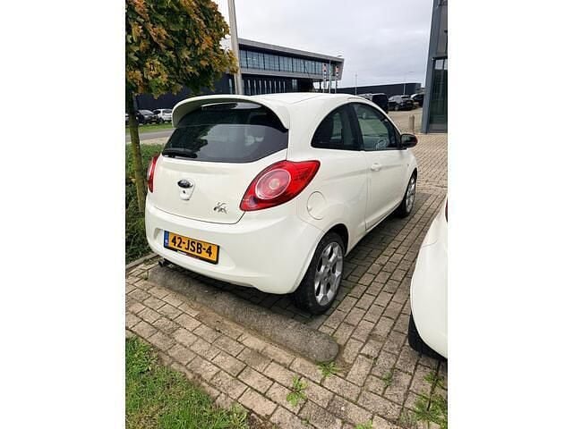 Wit Occasion 2009 Ford Ka Titanium Hatchback | € 2.100 (Goede deal) - Afbeelding 1/3