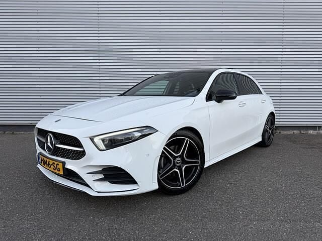 Wit Gebruikt 2020 Mercedes A180 AMG Hatchback | € 25.745 (Goede deal) - Afbeelding 1/4