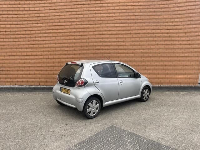 Occasion Toyota Aygo 68 PK (50 kW) 2012 Grijs Hatchback
