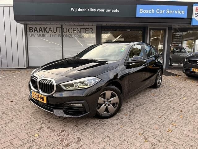 Zwart Gebruikt 2020 BMW 118 Executive Hatchback | € 20.450 (Goede deal) - Afbeelding 1/4