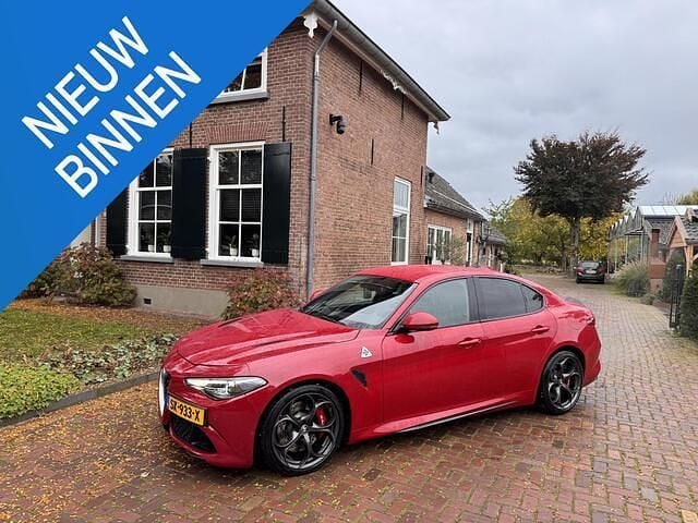 Rood Gebruikt 2017 Alfa Romeo Giulia Quadrifoglio Sedan | € 54.950 (Eerlijke prijs) - Afbeelding 1/4