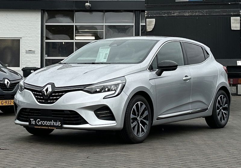 Zilver Gebruikt 2023 Renault Clio V Techno Hatchback | € 19.240 (Eerlijke prijs) - Afbeelding 1/4