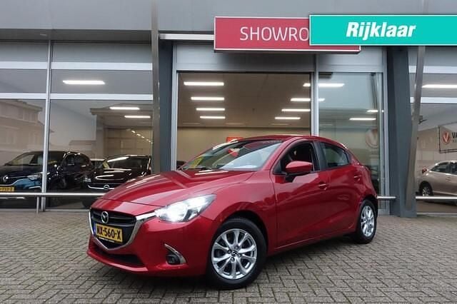 Rood (metallic) Occasion 2017 Mazda 2 Dynamic Hatchback | € 11.490 (Eerlijke prijs) - Afbeelding 1/4