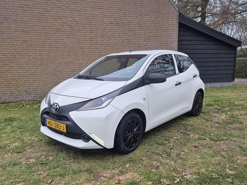 Wit Occasion 2015 Toyota Aygo Hatchback | € 4.999 (Goede deal) - Afbeelding 1/4