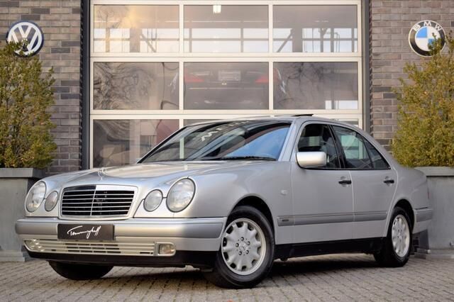 Grijs, metallic lak Gebruikt 1998 Mercedes E200 Elegance Sedan | € 5.999 - Afbeelding 1/4