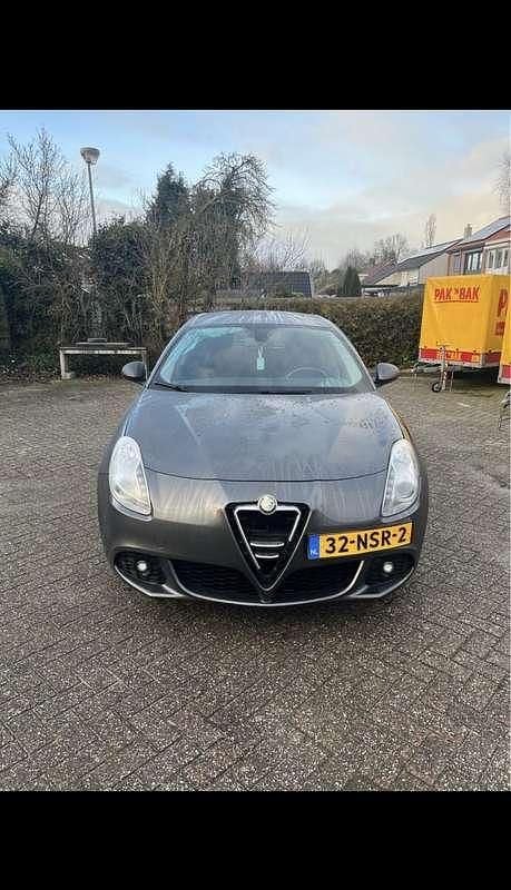 Grijs Gebruikt 2010 Alfa Romeo Giulietta Distinctive Hatchback | € 3.500 (Super prijs) - Afbeelding 1/4