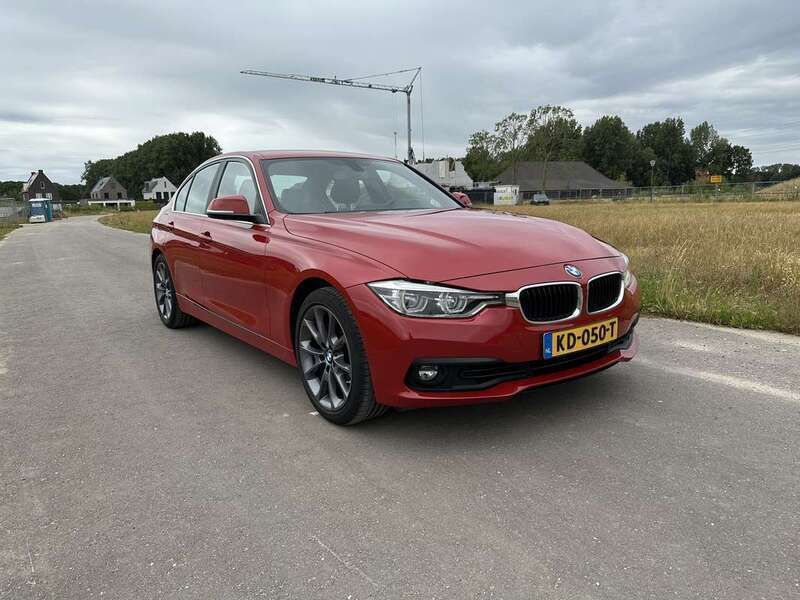 Rood Gebruikt 2016 BMW 330 Executive Sedan | € 22.950 - Afbeelding 1/4