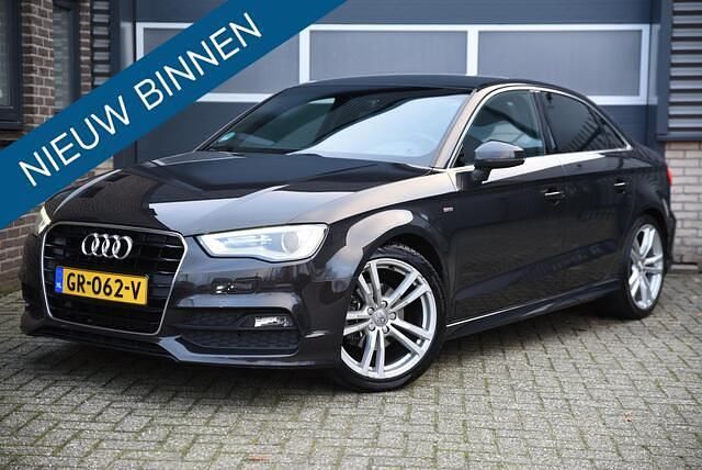 Bruin (metallic) Gebruikt 2015 Audi A3 Ambition Sedan | € 14.990 (Eerlijke prijs) - Afbeelding 1/4