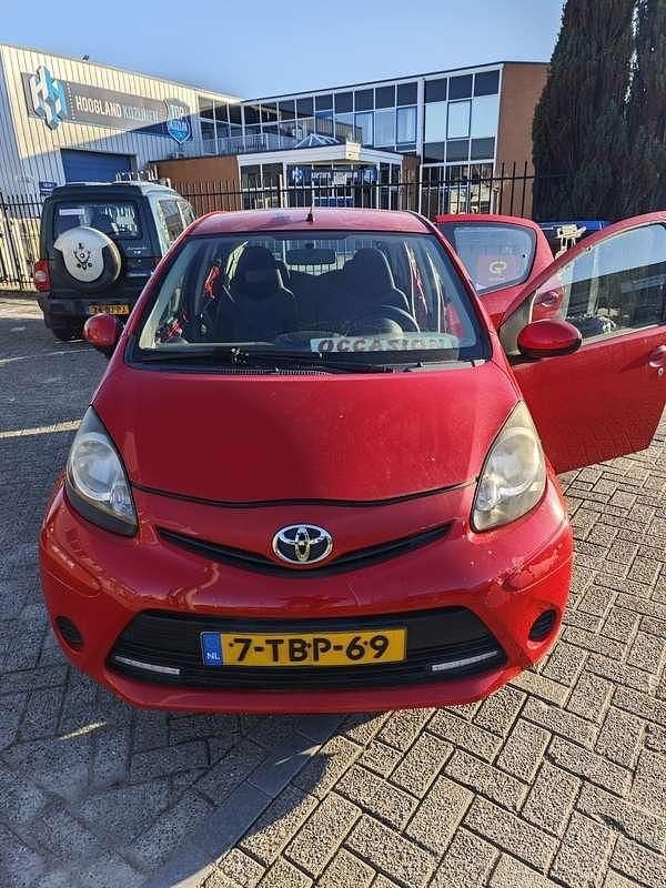 Rood Occasion 2012 Toyota Aygo Comfort Hatchback | € 1.650 (Goede deal) - Afbeelding 1/4