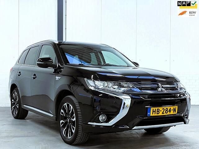 Zwart Gebruikt 2015 Mitsubishi Outlander Edition SUV | € 16.450 - Afbeelding 1/4