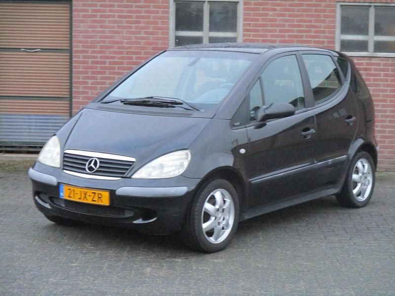 Zwart (metallic) Gebruikt 2002 Mercedes A140 Elegance MPV | € 1.250 - Afbeelding 1/4