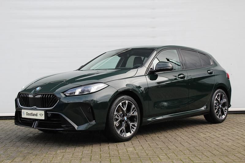 Groen Nieuw 2025 BMW 120 Comfort Edition Hatchback | € 52.468 (Eerlijke prijs) - Afbeelding 1/4