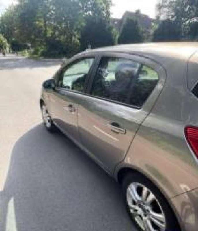 Bruin Gebruikt 2010 Opel Corsa S MPV | € 2.000 (Eerlijke prijs) - Afbeelding 1/4