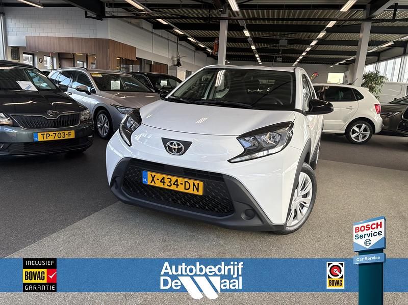 Wit Gebruikt 2023 Toyota Aygo Play Hatchback | € 16.650 (Eerlijke prijs) - Afbeelding 1/4