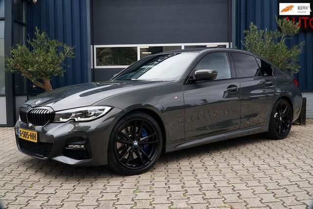 Grijs, metallic lak Gebruikt 2019 BMW 320 Executive Sedan | € 34.995 - Afbeelding 1/4