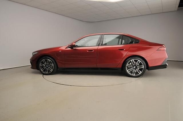 Occasion BMW 550e M Sport 489 PK (359 kW) 2025 Rood Sedan