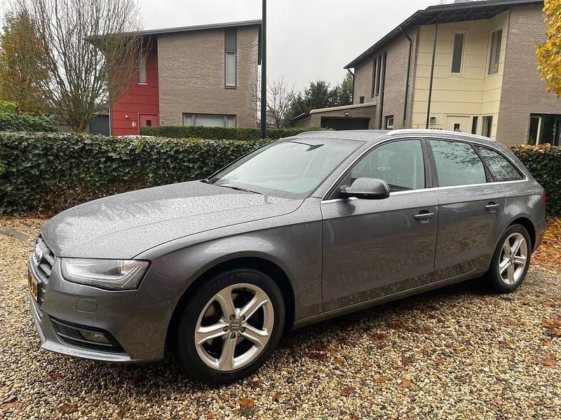 Grijs Gebruikt 2013 Audi A4 Business Stationwagen | € 7.975 (Eerlijke prijs) - Afbeelding 1/4
