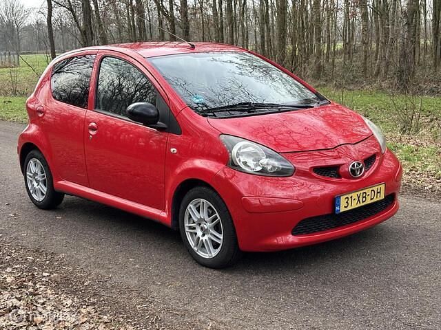 Occasion Toyota Aygo 68 PK (50 kW) 2007 Rood Hatchback