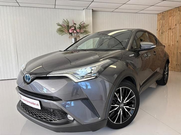 Grijs (metallic) Gebruikt 2018 Toyota C-HR+ Executive SUV | € 16.950 - Afbeelding 1/4
