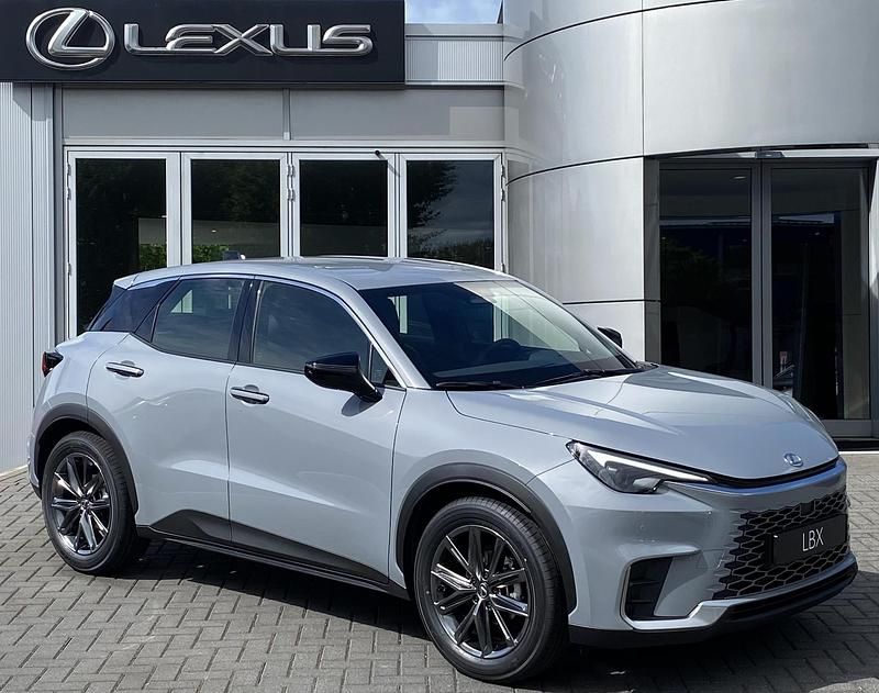 Grijs Nieuw 2025 Lexus LBX SUV | € 44.485 (Duur) - Afbeelding 1/4