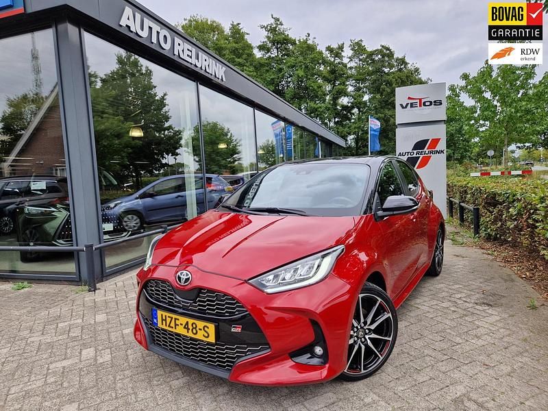 Rood Gebruikt 2022 Toyota Yaris Hybrid Sport Hatchback | € 25.750 (Eerlijke prijs) - Afbeelding 1/4